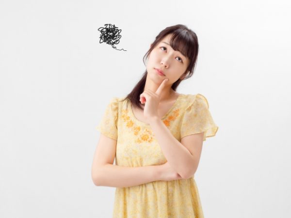 考える女性