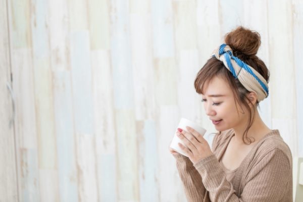 お茶を飲む女性
