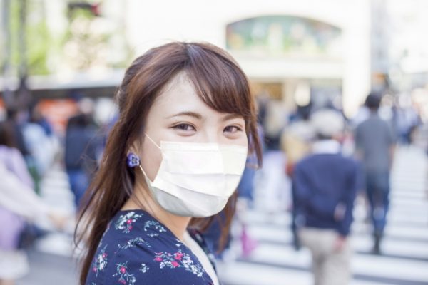 マスク姿の女性