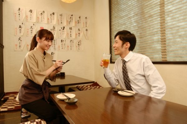 居酒屋で注文する男性