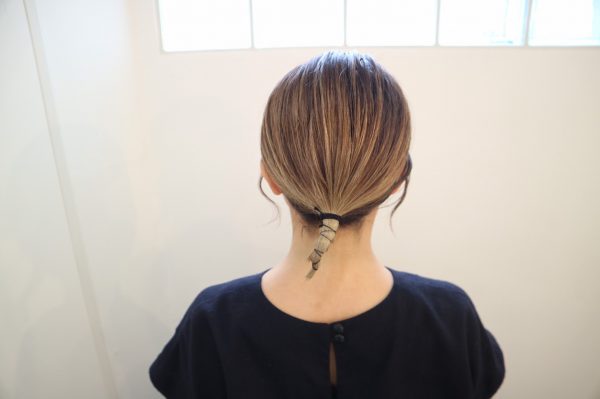 ひとつ結びさえできれば簡単!暑い日の「首元すっきり」ヘアアレンジ♪