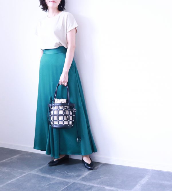「Tシャツ+ペタンコシューズ」きれいめコーデ