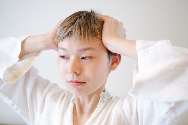 偏頭痛対策も小顔効果も◎道具いらずで簡単ヘッドマッサージ♪