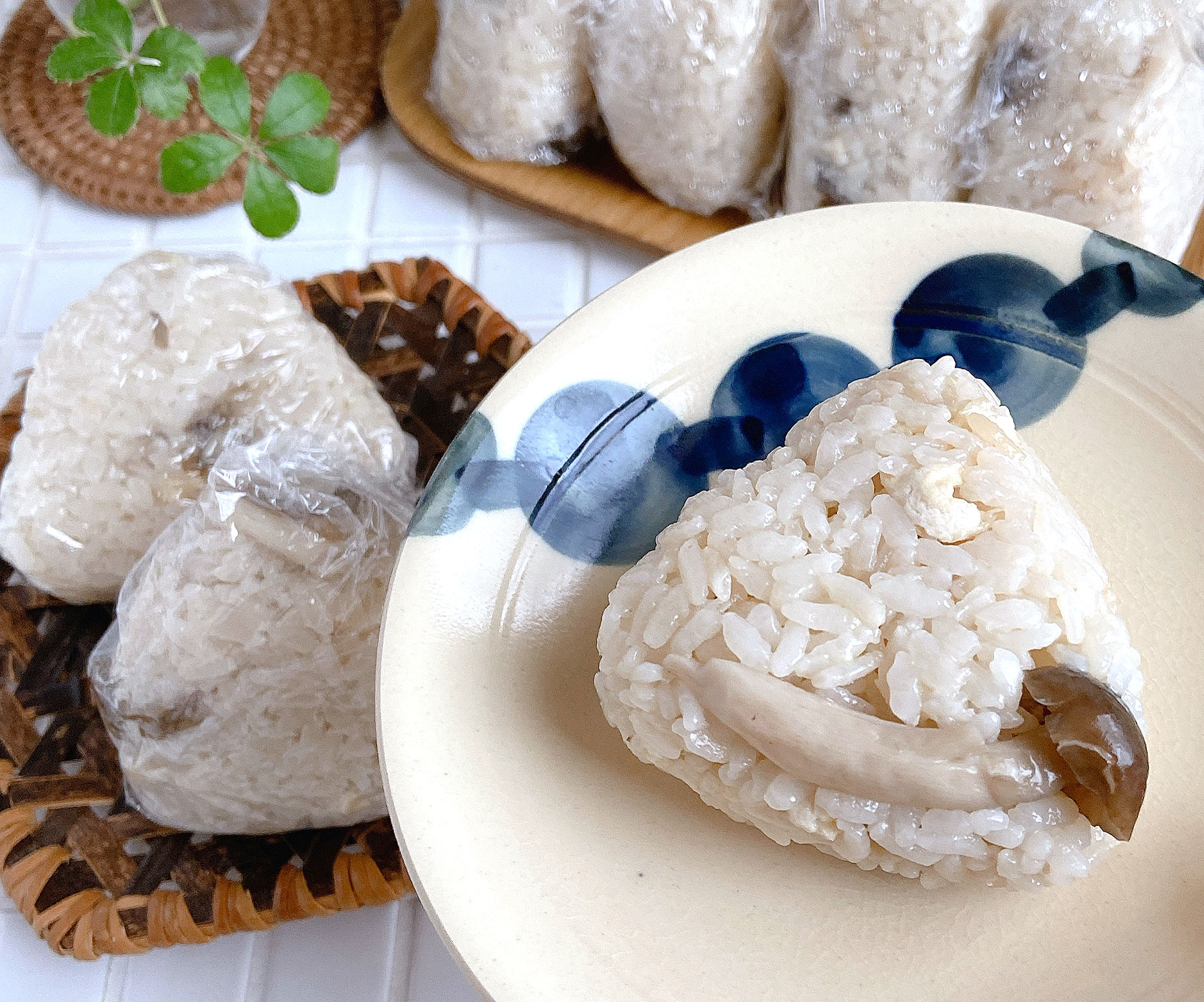 食べたい時にチン♪炊飯器で簡単「きのこの炊き込みおにぎり」の作り置き