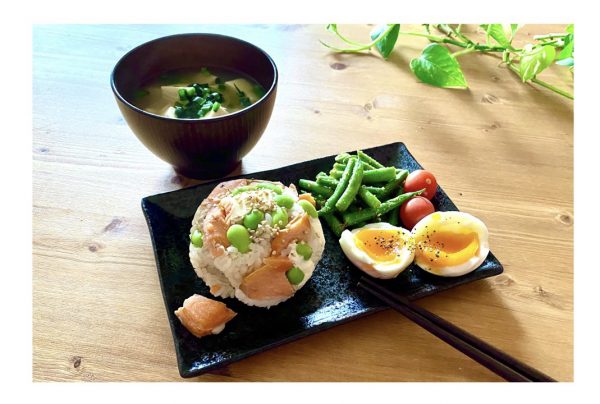 鮭とクリームチーズと枝豆のおにぎり