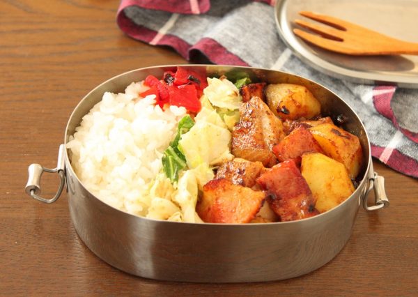 じゃがいもで簡単かさ増し!「ジャーマンポテトチキン」「ごまキャベツ」2品弁当