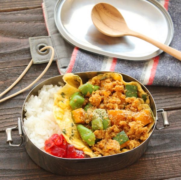 簡単に汁気オフ!「レンジキーマカレー」「つぶつぶコーン卵」2品弁当