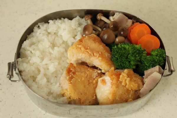 簡単やわらか♪「鶏むね肉チーズ焼き」「野菜のバターベーコン」2品弁当