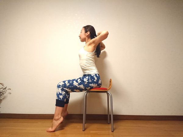 座ったまま簡単♪肩こりを解消する「2分イスヨガ」