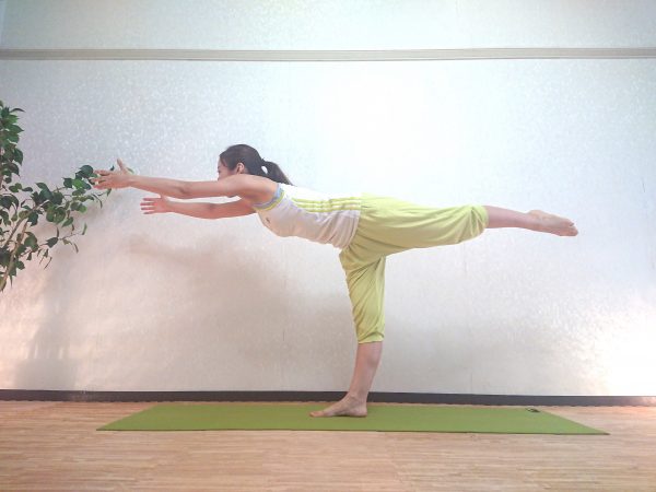 ヨガで夏のむくみを解消!下半身を強化する「ランジと英雄3のポーズ」