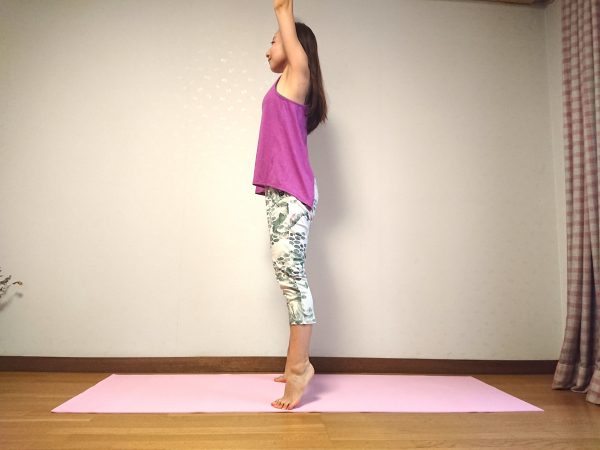 立ったまま簡単！呼吸を整え心を落ち着かせるヨガ「ヤシの木のポーズ」