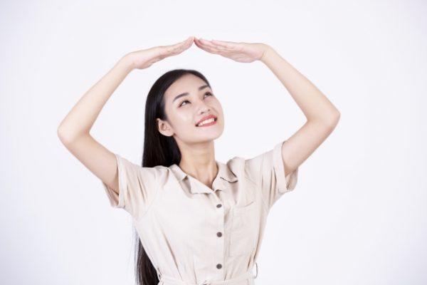 手で丸をつくる女性