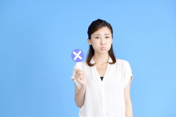 バッテンマークを出す女性