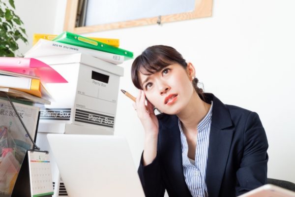 忙しく働く女性