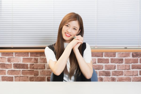 お礼を言う女性