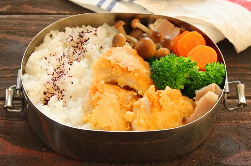 簡単やわらか♪「鶏むね肉チーズ焼き」「野菜のバターベーコン」2品弁当