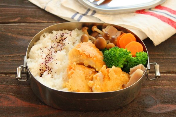 簡単やわらか♪「鶏むね肉チーズ焼き」「野菜のバターベーコン」2品弁当