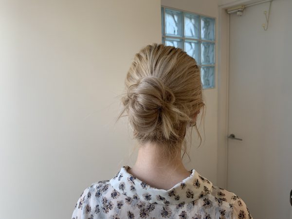 ゴム1本だけで簡単！こなれ感がおしゃれな「首元すっきり」ヘアアレンジ術♪