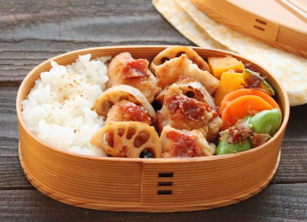 ご飯が進む味!「鶏れんこん梅みそ焼き」「野菜のレンジおかか和え」2品弁当