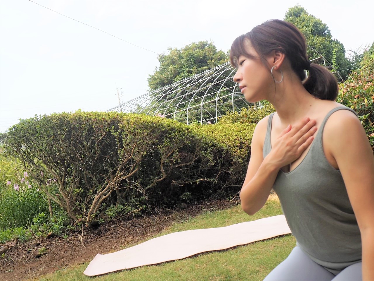 朝のむくみをなかったことに！首～デコルテがスッキリする簡単ストレッチ