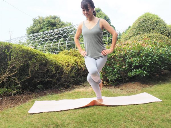 ひざが開いていたら要注意!骨盤の歪みにも効く「内もも引き締め」ポーズ