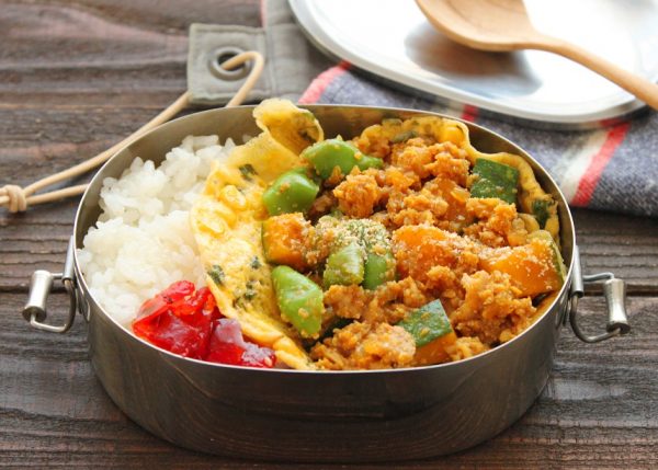 簡単に汁気オフ!「レンジキーマカレー」「つぶつぶコーン卵」2品弁当