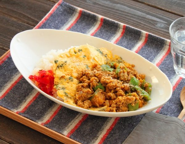 簡単に汁気オフ!「レンジキーマカレー」「つぶつぶコーン卵」2品弁当