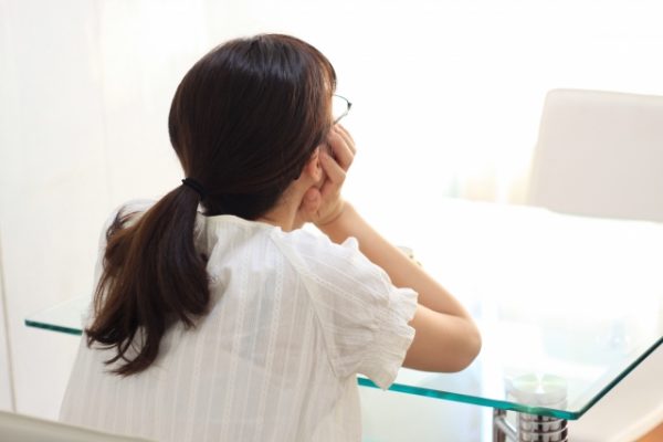 つまらなさそうな女性