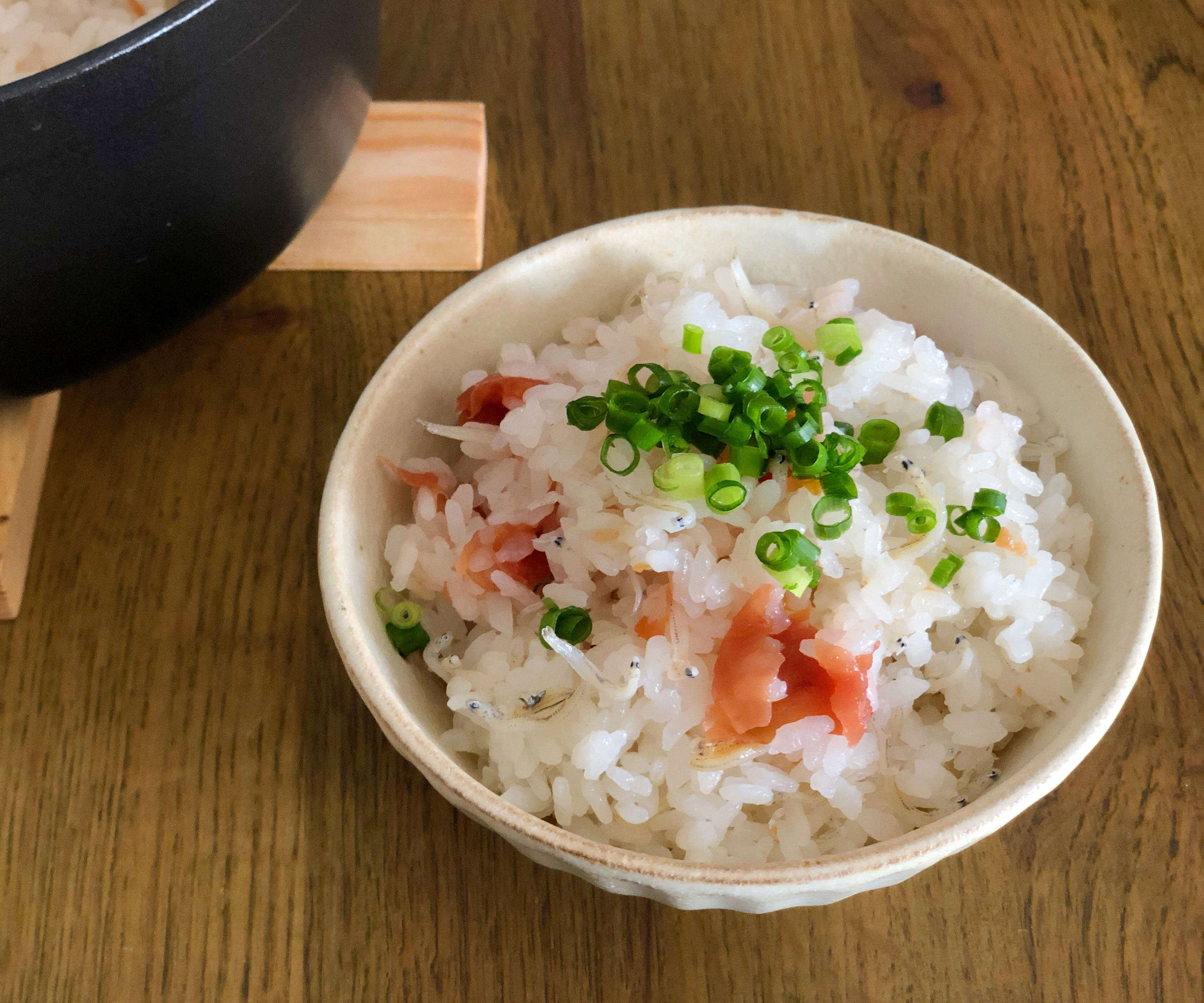 のせて炊くだけ！簡単「梅干しとじゃこの炊き込みご飯」