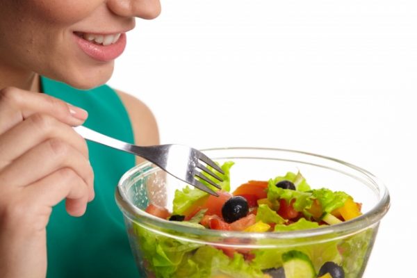 サラダを食べる女性