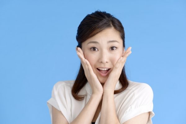 驚く女性