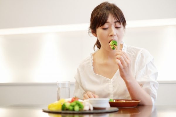 食べる女性