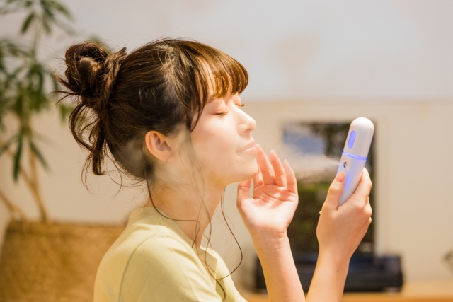 ファンデの粉ふき、目や口元のカサつきを緊急ケア！秋冬の「メイク直し」3ステップ