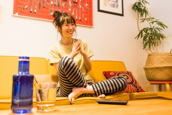 ソファでテレビを見る女性