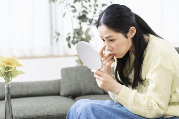肌を気にする女性