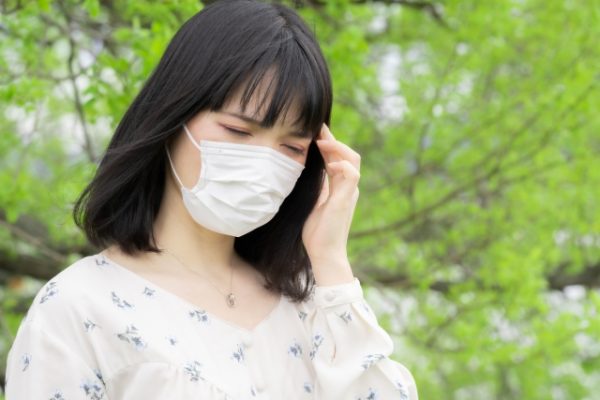 頭痛で悩む女性