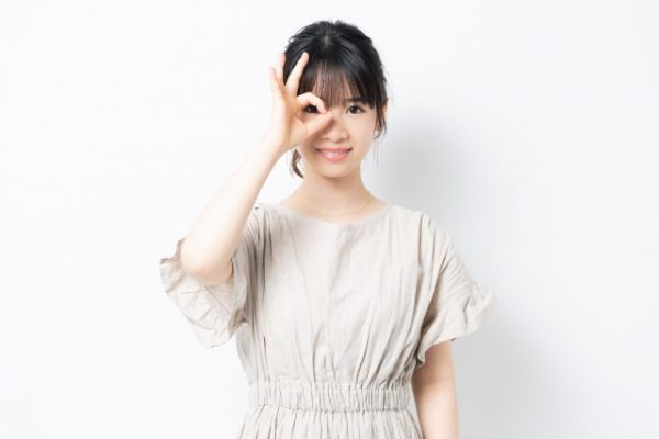 OKポーズをする女性