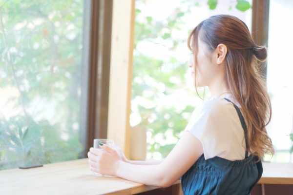 ひとりでお茶する女性