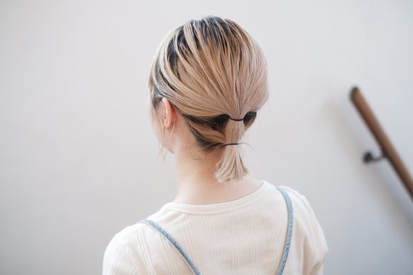 ゴム2本で完成♪ボブヘアさんの首元すっきり簡単ヘアアレンジ術