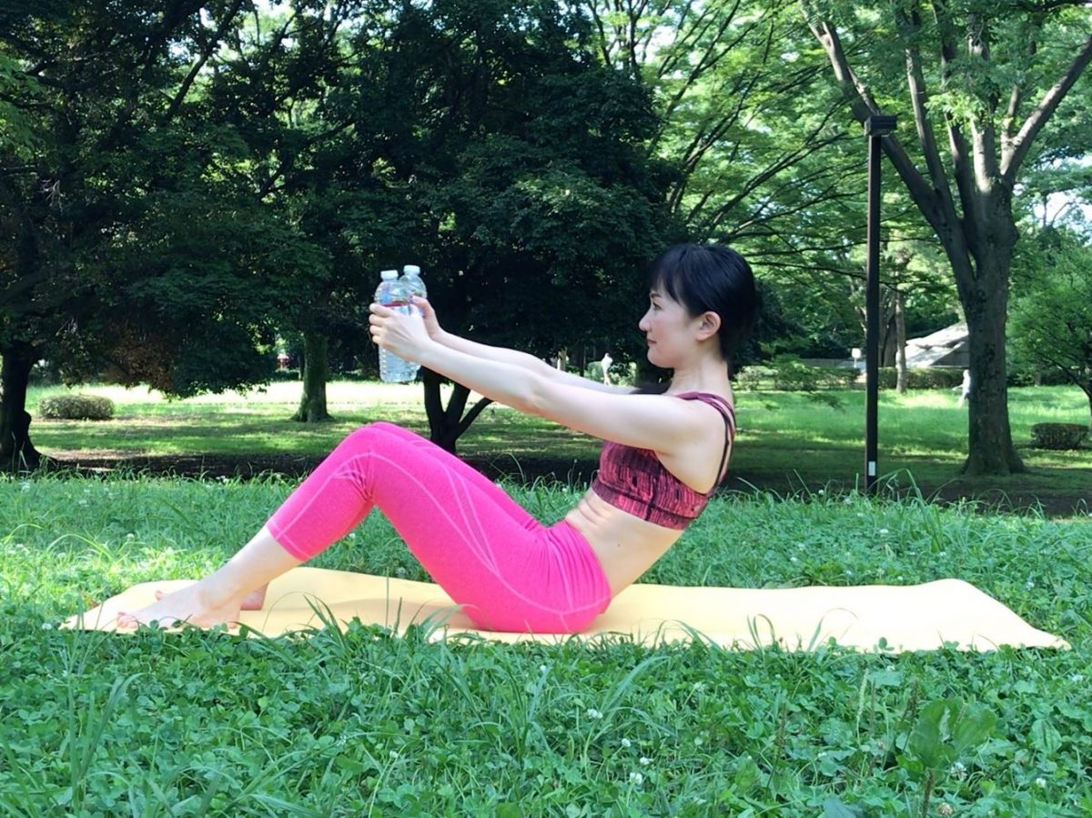 インナーマッスルを使えばみるみるへこむ!?下腹に効く「ロールアップ腹筋」
