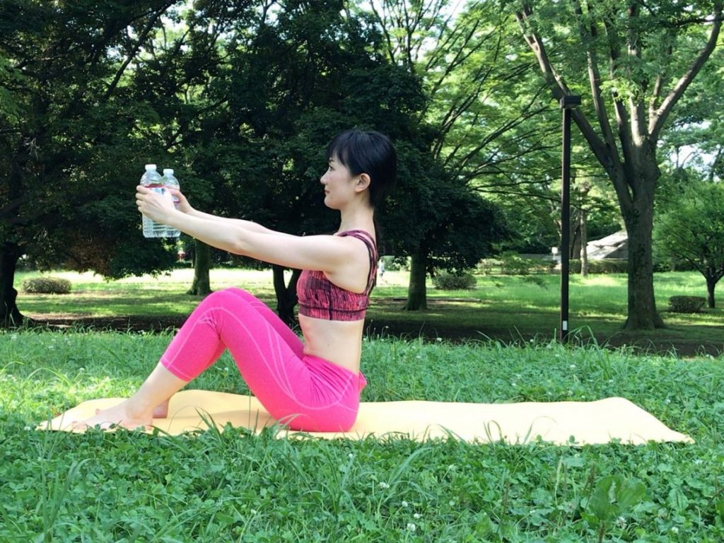 インナーマッスルを使えばみるみるへこむ!?下腹に効く「ロールアップ腹筋」