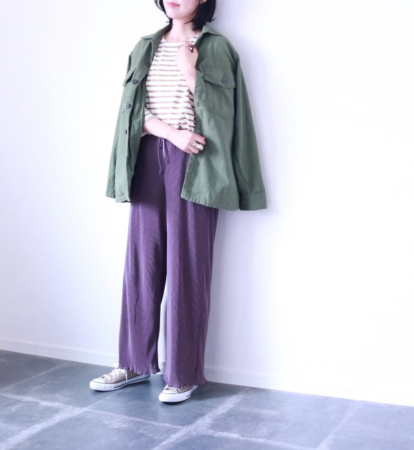 家着以上、お出かけ着未満。GUの「イージーワイドパンツ」着回しコーデ
