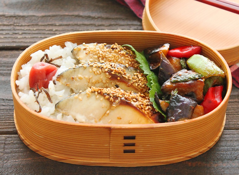 お酢が決め手！簡単「塩鯖ごま焼き」「なすピーマンの大葉みそ」2品弁当