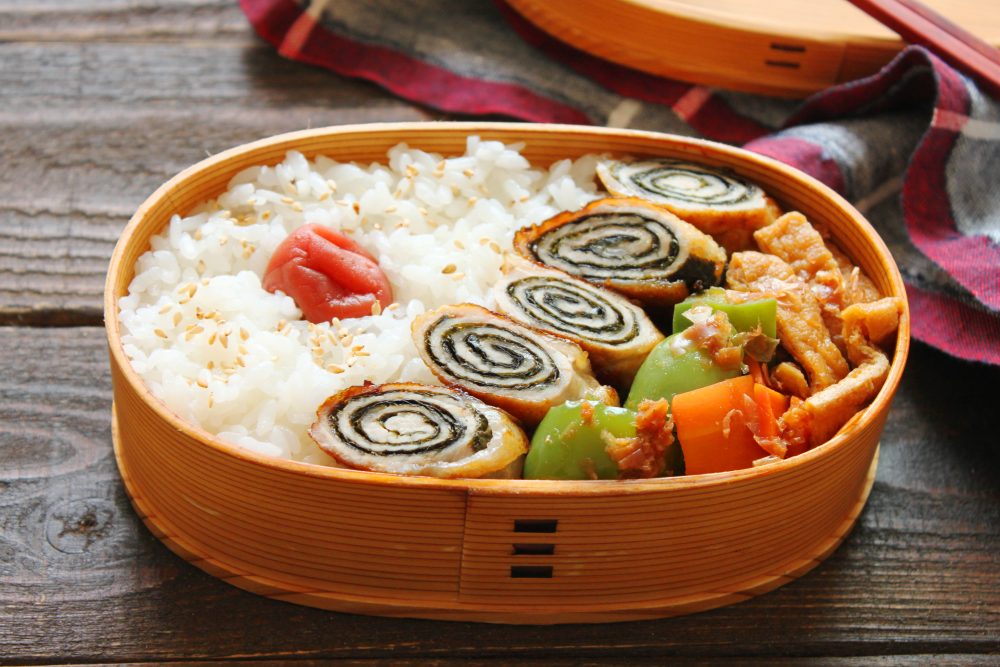 くるくる巻いて焼くだけ！「のり巻き豚」「揚げと野菜のレンジ煮浸し」2品弁当