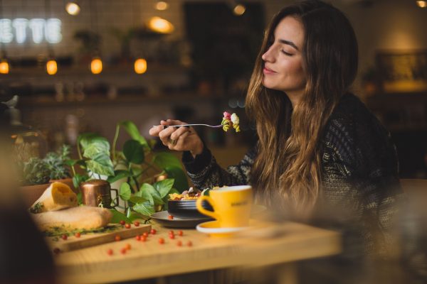 ごはんを食べる女性