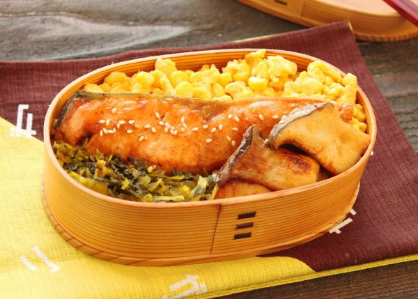 ご飯が進む！「秋鮭の味噌バター照り焼き」「コーン炒り卵」2品弁当