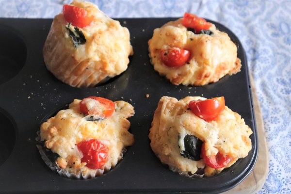 バター不使用！混ぜて焼くだけで簡単「プチトマトとチーズのお食事マフィン」