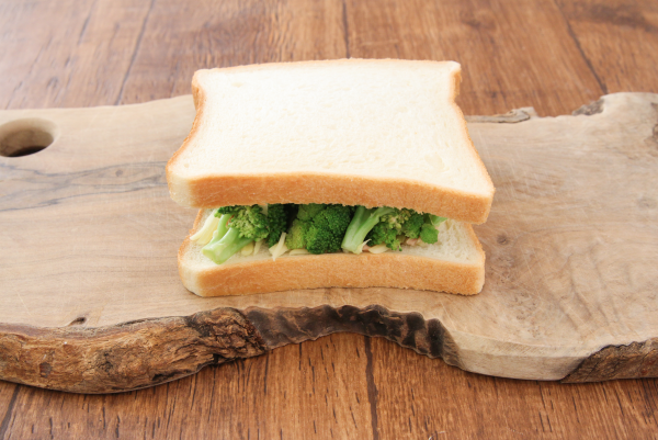 カリカリ食感がたまらない!フライパンで簡単「ブロッコリーとツナのホットサンド」
