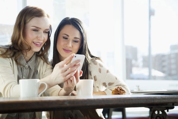 カフェで会話する女性