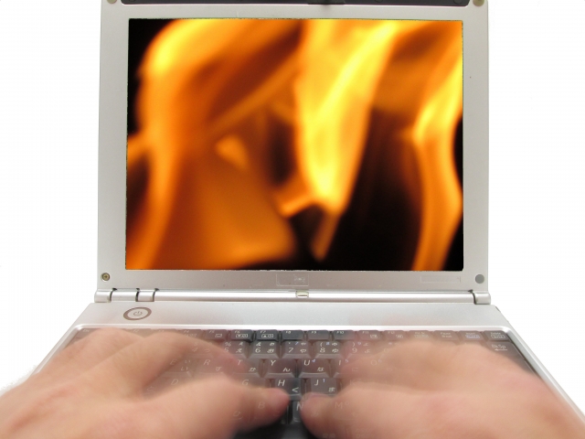 英語の「under fire(火の下にいる)」ってどんな状況のこと?